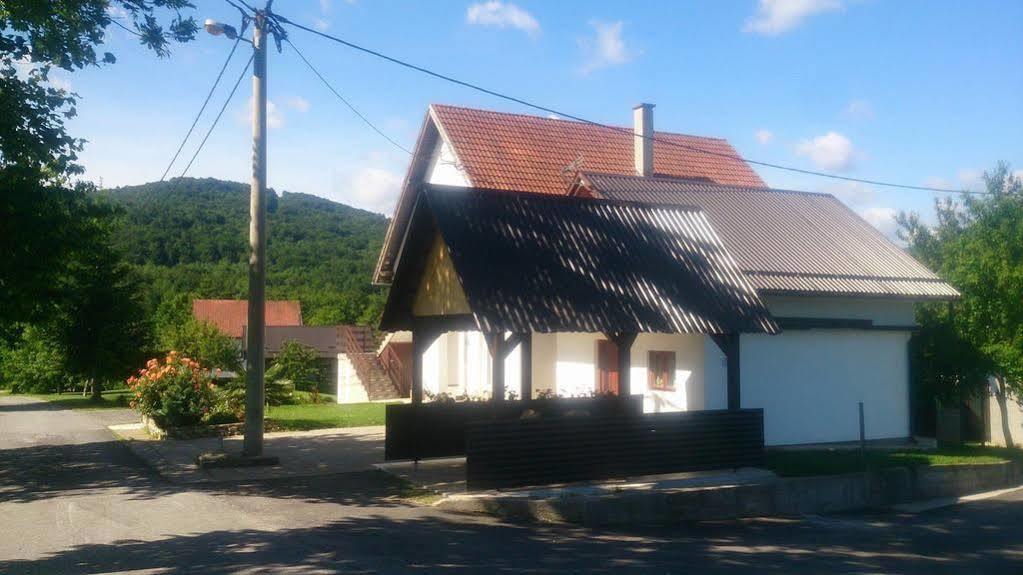 Apartments And Rooms Krizmanic Smoljanac Exterior foto