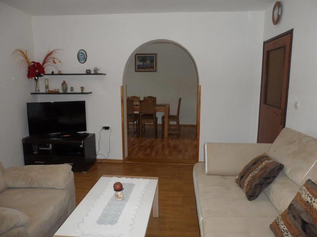 Apartments And Rooms Krizmanic Smoljanac Exterior foto