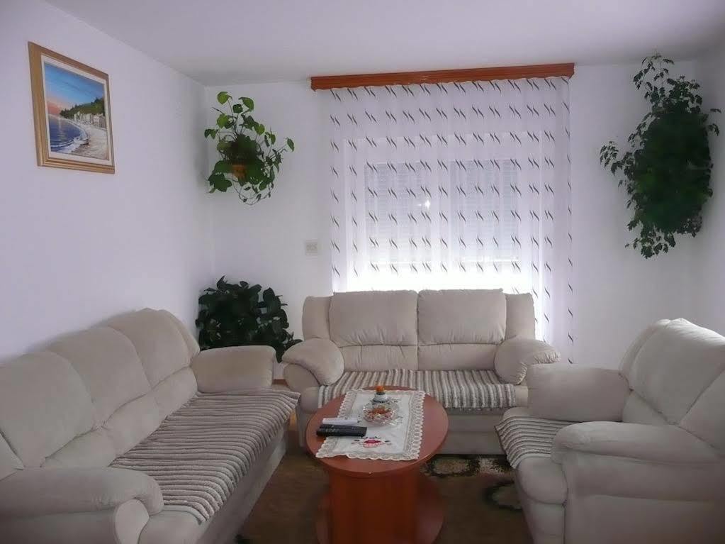 Apartments And Rooms Krizmanic Smoljanac Exterior foto