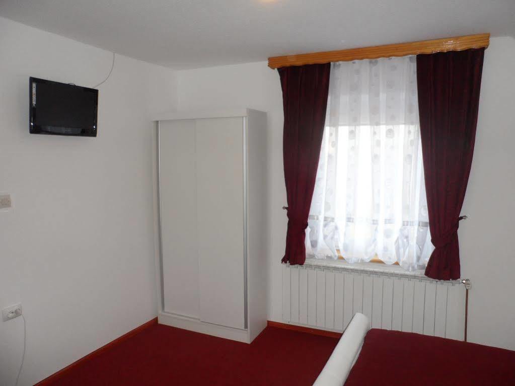 Apartments And Rooms Krizmanic Smoljanac Exterior foto