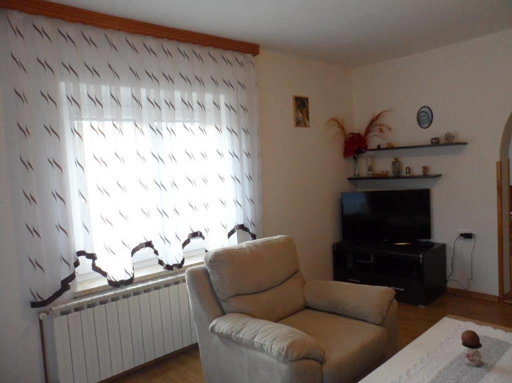 Apartments And Rooms Krizmanic Smoljanac Exterior foto